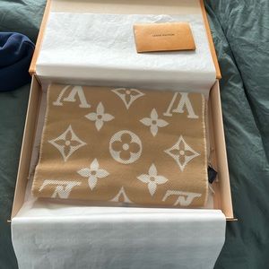 Brand new louis vuitton scarf